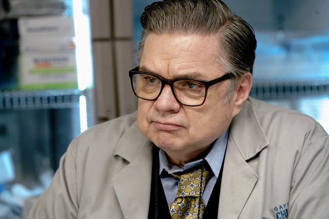Chicago Med - Letting Go Only to Come Together - Photos - Oliver Platt