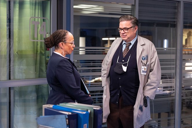 Chicago Med - Some Things Are Worth the Risk - Photos - S. Epatha Merkerson, Oliver Platt