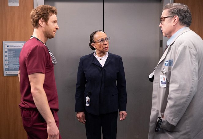 Chicago Med - Some Things Are Worth the Risk - Photos - Nick Gehlfuss, S. Epatha Merkerson, Oliver Platt