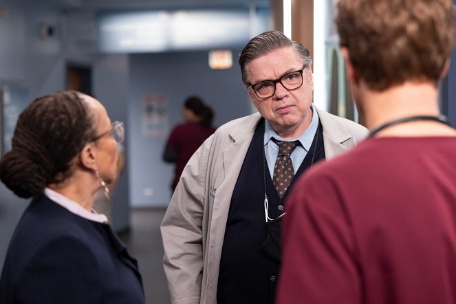 Chicago Med - Some Things Are Worth the Risk - Photos - Oliver Platt