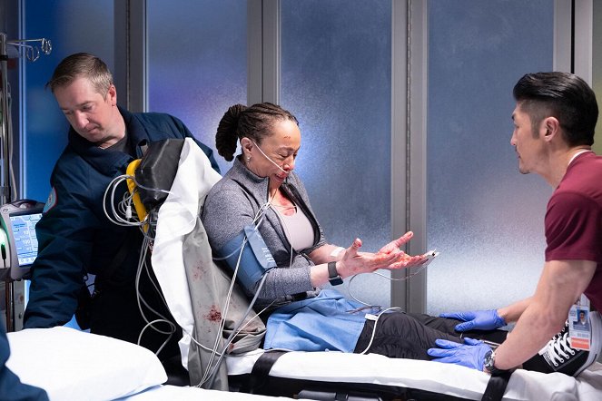 Chicago Med - Season 6 - What a Tangled Web We Weave - Photos - S. Epatha Merkerson, Brian Tee