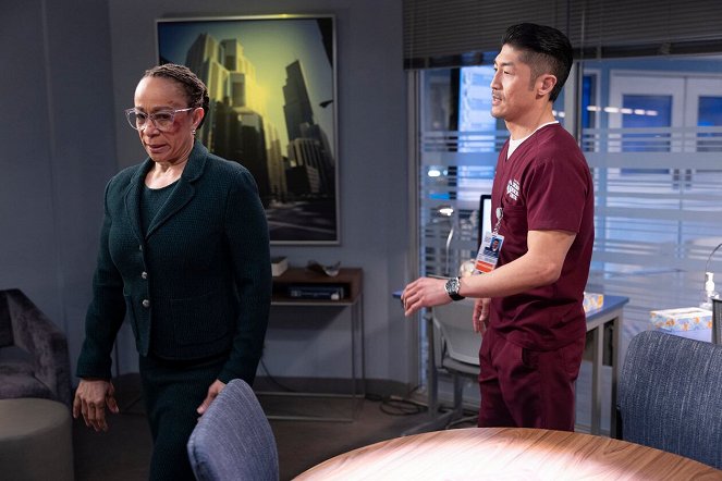 Chicago Med - Season 6 - What a Tangled Web We Weave - Photos - S. Epatha Merkerson, Brian Tee