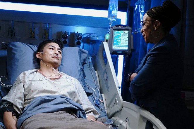 Chicago Med - I Will Come to Save You - Photos - Brian Tee, S. Epatha Merkerson