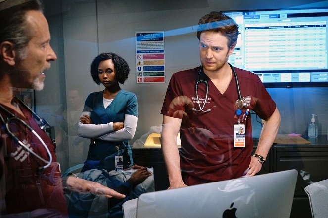 Chicago Med - I Will Come to Save You - Photos - Steven Weber, Yaya DaCosta, Nick Gehlfuss