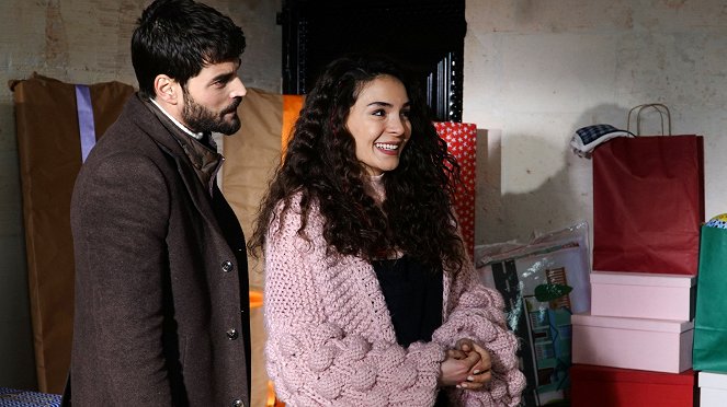 Spútaný motýľ - Season 3 - Episode 22 - Z filmu - Akın Akınözü, Ebru Şahin
