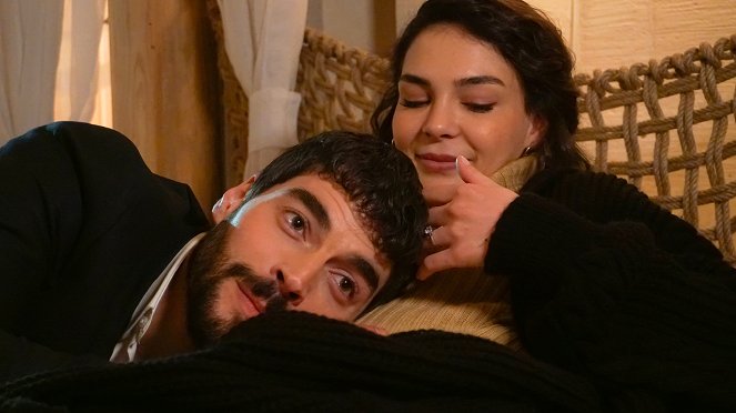 Hercai - Season 3 - Photos - Akın Akınözü, Ebru Şahin