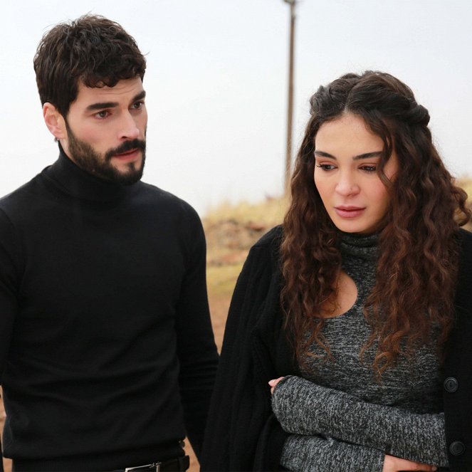 Inconstant Love - Season 3 - Episode 12 - Photos - Akın Akınözü, Ebru Şahin