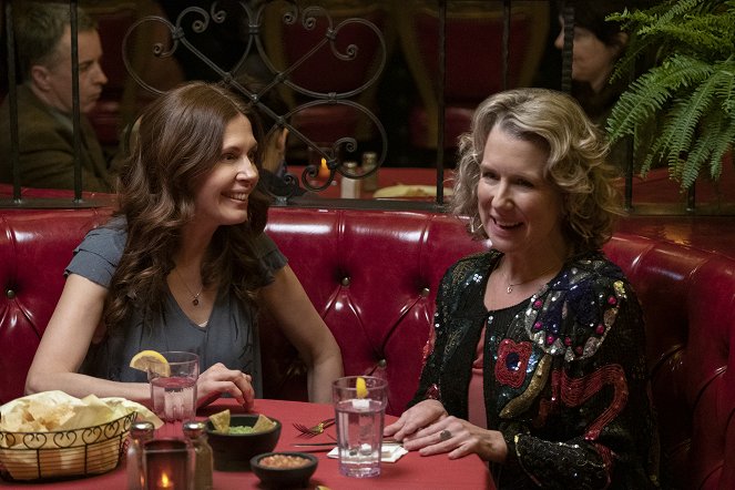 Special - Season 2 - That's the Way the Boys Are - Photos - Jessica Hecht, Lauren Weedman