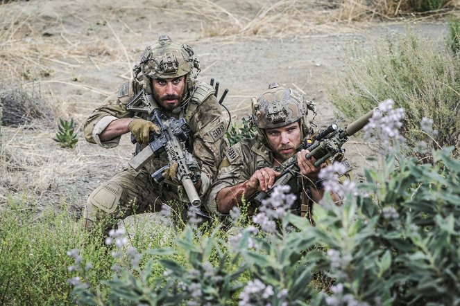 SEAL Team - Verlorene Brüder - Filmfotos - Justin Melnick, Max Thieriot