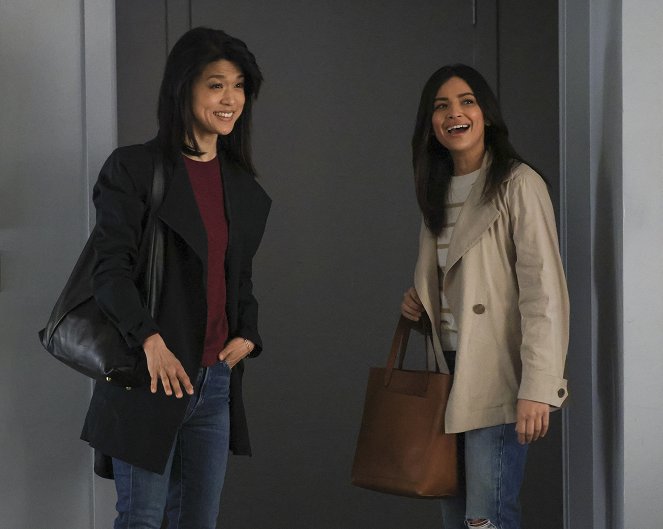 A Million Little Things - No One Is to Blame - Van film - Grace Park, Floriana Lima