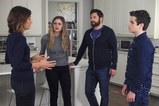 A Million Little Things - Justice: Part 2 - Photos - Lizzy Greene, James Roday Rodriguez, Chance Hurstfield
