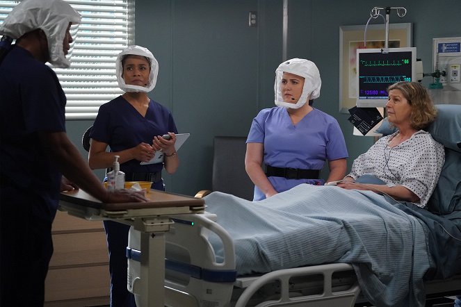 Grey's Anatomy - Die jungen Ärzte - Season 17 - Ich lebe noch - Filmfotos - James Pickens Jr., Kelly McCreary, Jaicy Elliot