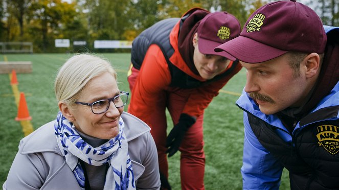 Kentän laidalla - Maalialue aukeaa - Filmfotos - Laura Malmivaara, Akseli Kouki, Aaro Wichmann