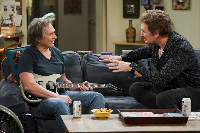 Mom - Season 8 - Strutting Peacock and Father O'leary - Photos - William Fichtner, Steve Valentine