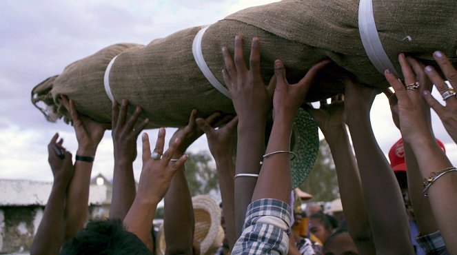 Rituels du monde - Madagascar : Inviter les morts à la fête - Kuvat elokuvasta