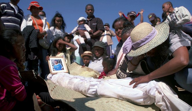 Rituels du monde - Madagascar : Inviter les morts à la fête - Van film