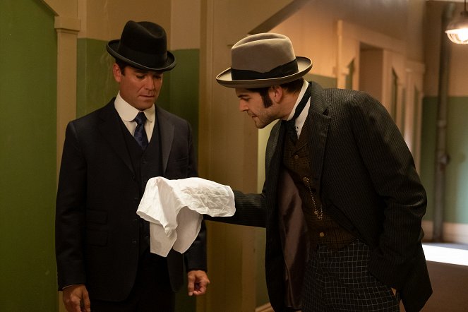 Murdoch Mysteries - Season 14 - The Ministry of Virtue - Photos - Yannick Bisson, Daniel Maslany