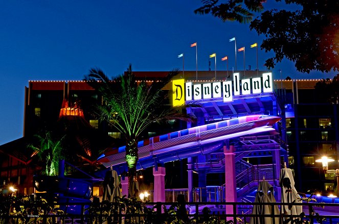 Behind the Attraction - Disneyland Hotel - Van film