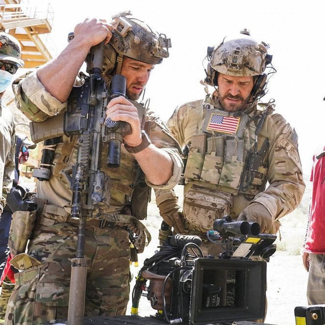 SEAL Team - Schlacht an der Pipeline - Dreharbeiten - Max Thieriot, David Boreanaz