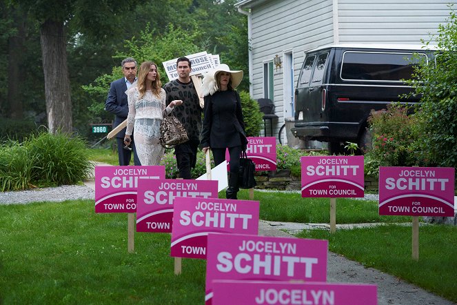 Schitt's Creek - Lawn Signs - Z filmu