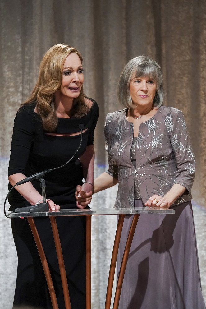 Mom - A Community Hero and a Wide Turn - Photos - Allison Janney, Mimi Kennedy