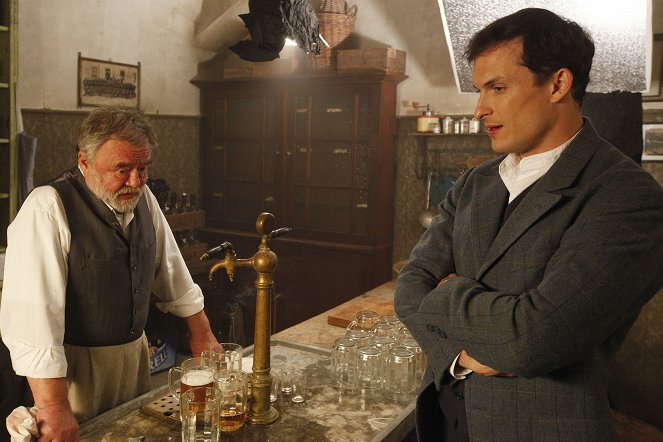První republika - Lhář prolhaná - De la película - Zdeněk Dušek, Ján Koleník
