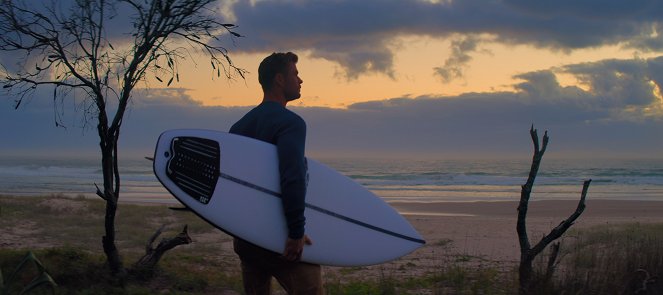 Chris Hemsworth na pláži žraloků - Z filmu