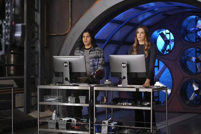 The Flash - Family Matters, Part 1 - Photos - Carlos Valdes, Danielle Panabaker