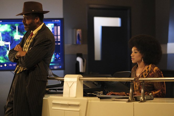 The Flash - The One with the Nineties - Photos - Jesse L. Martin, Candice Patton