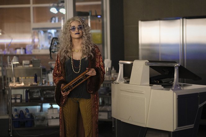 The Flash - Season 7 - The One with the Nineties - Photos - Danielle Panabaker
