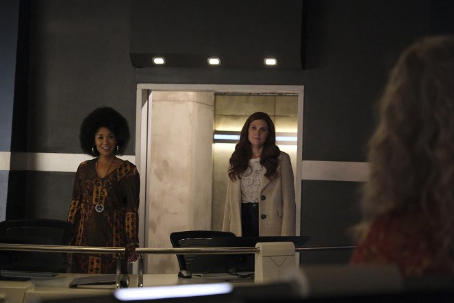 The Flash - The One with the Nineties - Photos - Candice Patton, Michelle Harrison