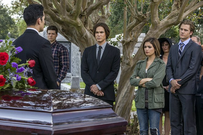 Ravenswood - Photos - Tyler Blackburn, Nicole Gale Anderson