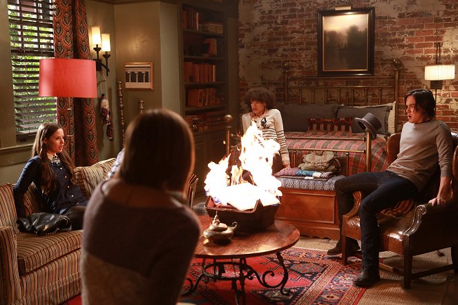 Ravenswood - Photos - Merritt Patterson, Britne Oldford, Tyler Blackburn