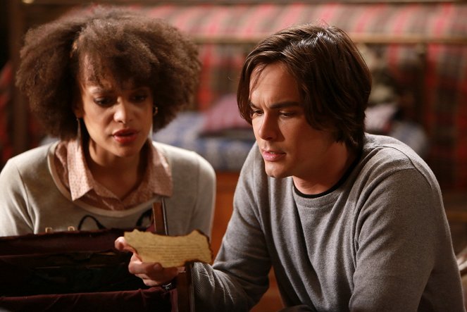 Ravenswood - Photos - Britne Oldford, Tyler Blackburn