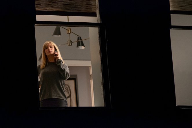 Žena v okne - Z filmu - Jennifer Jason Leigh