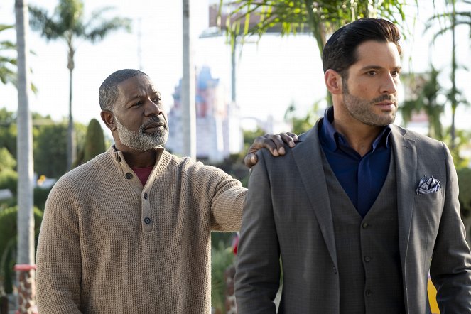 Lucifer - Season 5 - Family Dinner - Photos - Dennis Haysbert, Tom Ellis