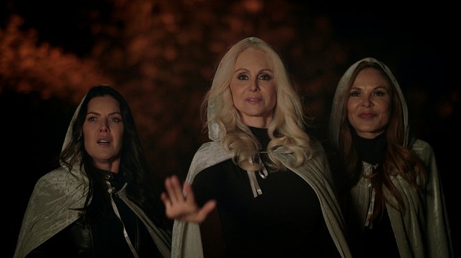 Witches of Amityville Academy - Filmfotók - Kira Reed Lorsch, Donna Spangler