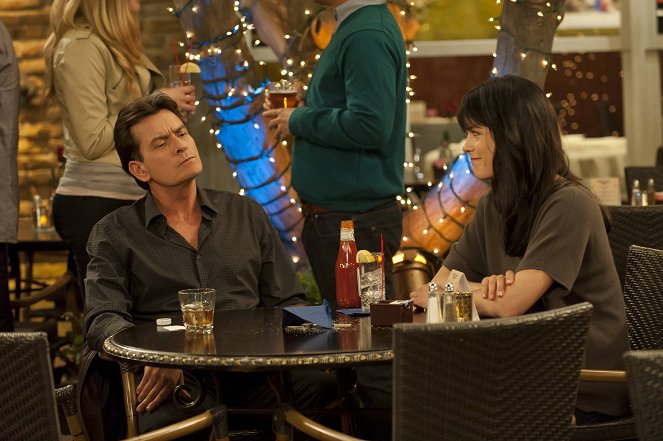 Anger Management - Charlie Tries to Prove Therapy Is Legit - Photos - Charlie Sheen, Selma Blair