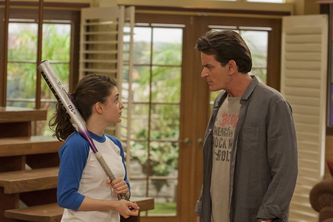 Anger Management - Charlie Tries to Prove Therapy Is Legit - Do filme - Daniela Bobadilla, Charlie Sheen
