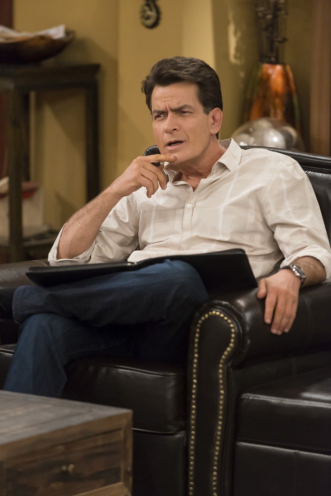Anger Management - Charlie and Lacey Piss Off the Neighborhood - Photos - Charlie Sheen
