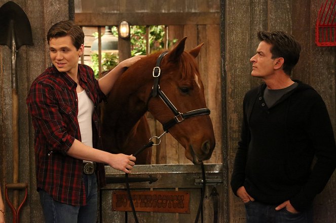 Anger Management - Charlie and Kate Horse Around - Photos - Charlie Sheen