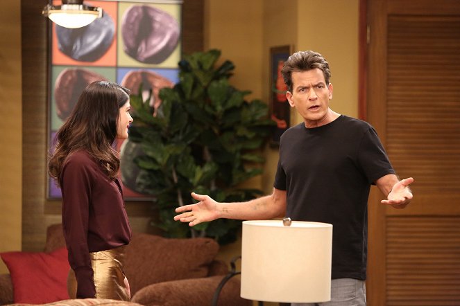 Anger Management - Charlie Breaks Up with Kate - Photos - Selma Blair, Charlie Sheen