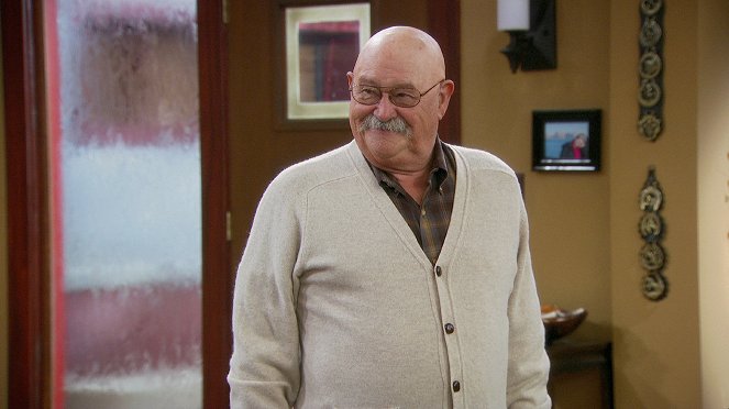 Anger Management - Charlie and His New Therapist - Photos - Barry Corbin