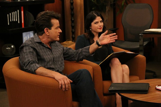 Anger Management - Charlie and His New Friend with Benefits - Photos - Charlie Sheen, Selma Blair