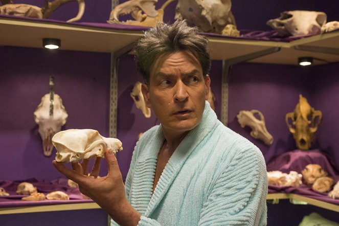 Anger Management - Season 2 - Charlie Dates a Serial Killer's Sister - Photos - Charlie Sheen