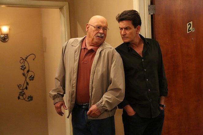 Anger Management - Charlie and the Hit and Run - Photos - Barry Corbin, Charlie Sheen