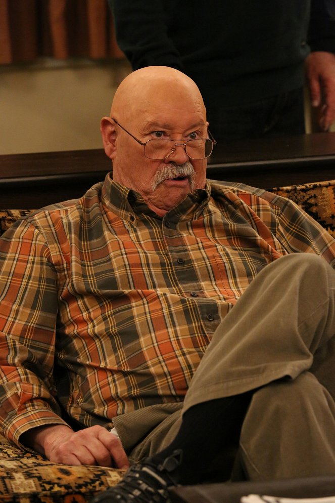 Anger Management - Charlie and the Hit and Run - Photos - Barry Corbin
