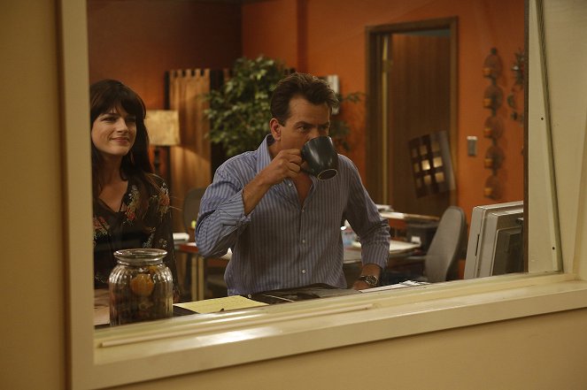 Anger Management - Charlie and Kate Do It for Money - Photos - Selma Blair, Charlie Sheen