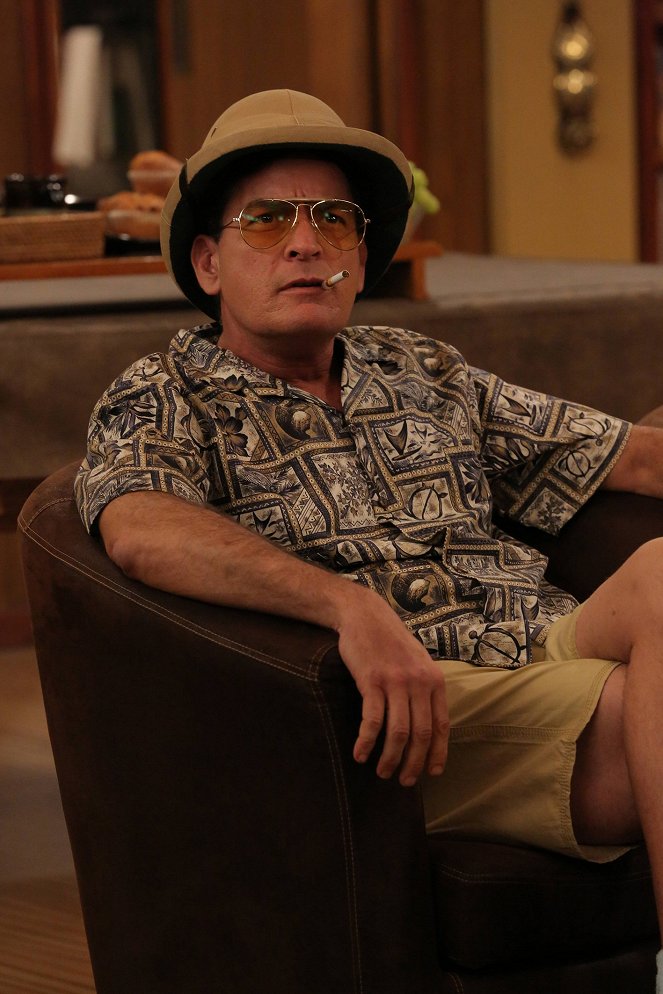 Anger Management - Charlie Gets the Party Started - Photos - Charlie Sheen