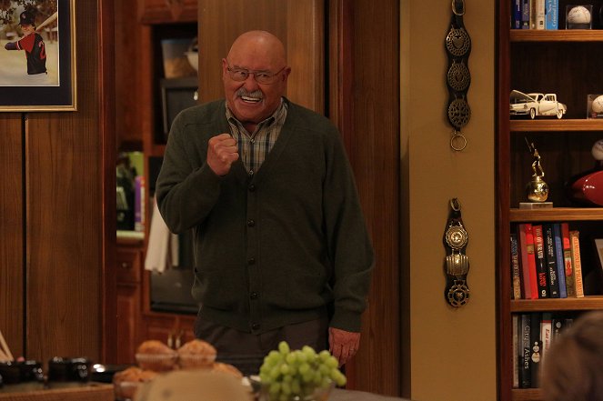 Anger Management - Charlie Gets the Party Started - Photos - Barry Corbin